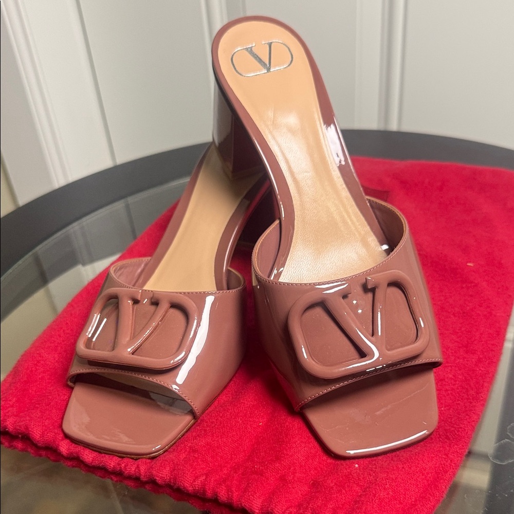 VALENTINO VLOGO 60 PATENT SANDAL 
Size: 39 EU (fits US 8.5 – 9)